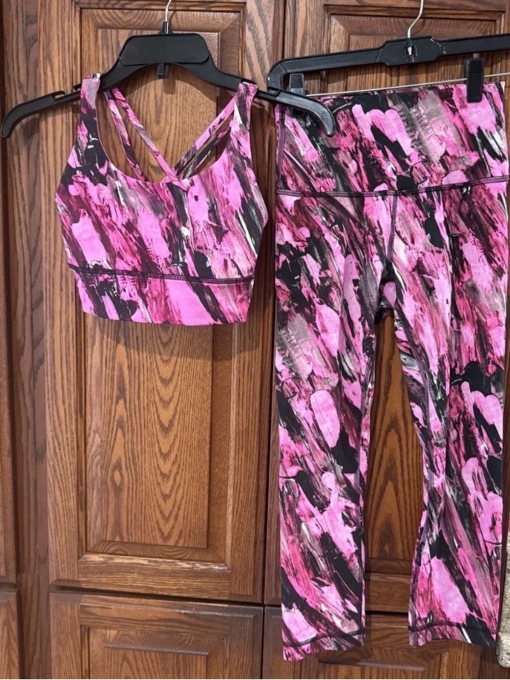 Lulemon Set Bra Size 2
capri Leggings size 4
Excellent pre owned condition